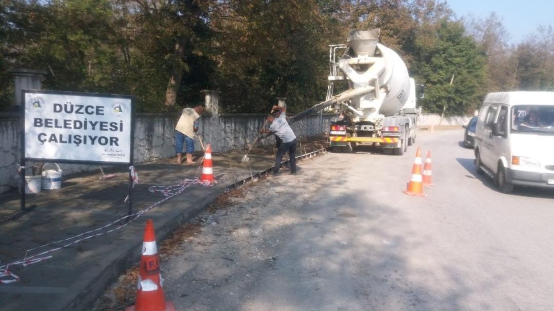 Kaldırımlara engelli rampası yapılarak engeller aşılıyor