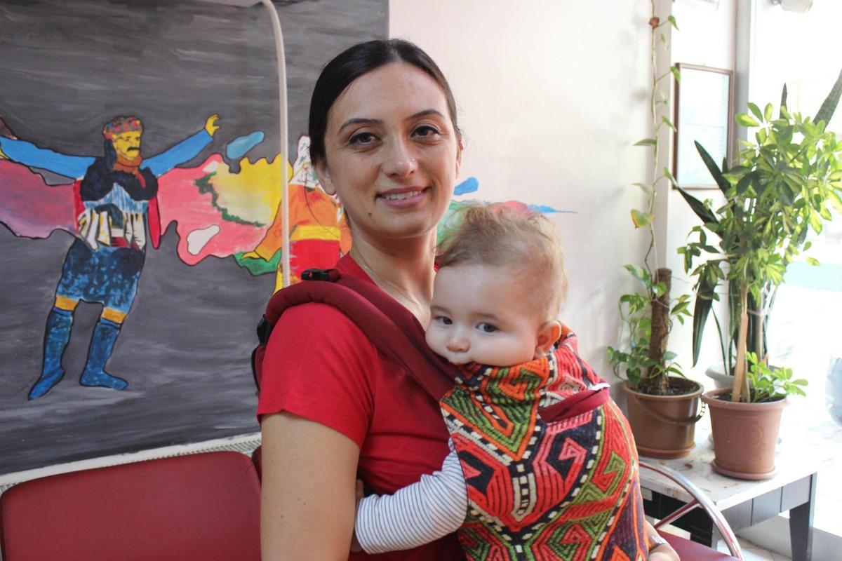 Kucağında bebeğiyle zeybek oynayan anne, T&uuml;rkiye'nin ilgi odağı oldu