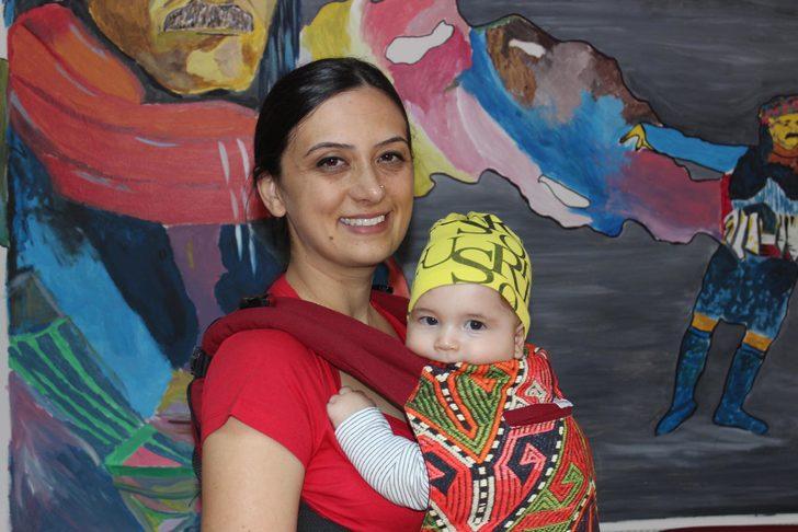 Kucağında bebeğiyle zeybek oynayan anne, Türkiye'nin ilgi odağı oldu G3