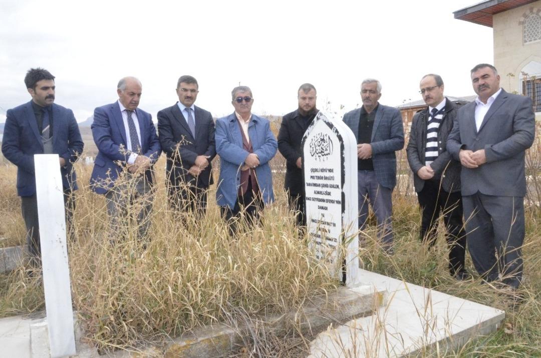 &Ccedil;i&ccedil;ekli şehitleri, mezarları başında dualarla anıldı