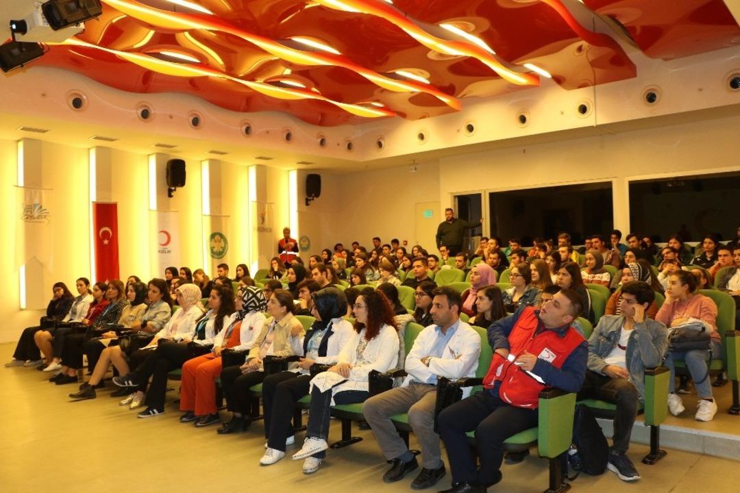 Manisalı &ouml;ğrenciler Kızılay konusunda bilin&ccedil;lendi