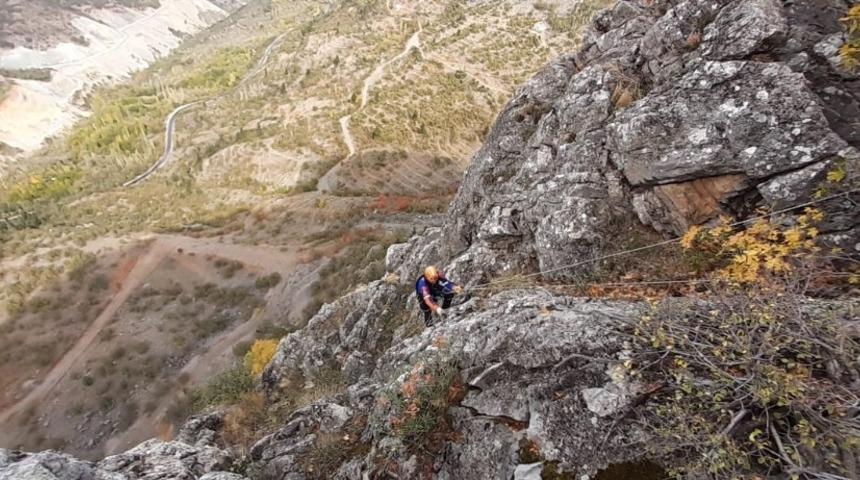 Dağda mahsur kalan ke&ccedil;ileri AFAD kurtardı