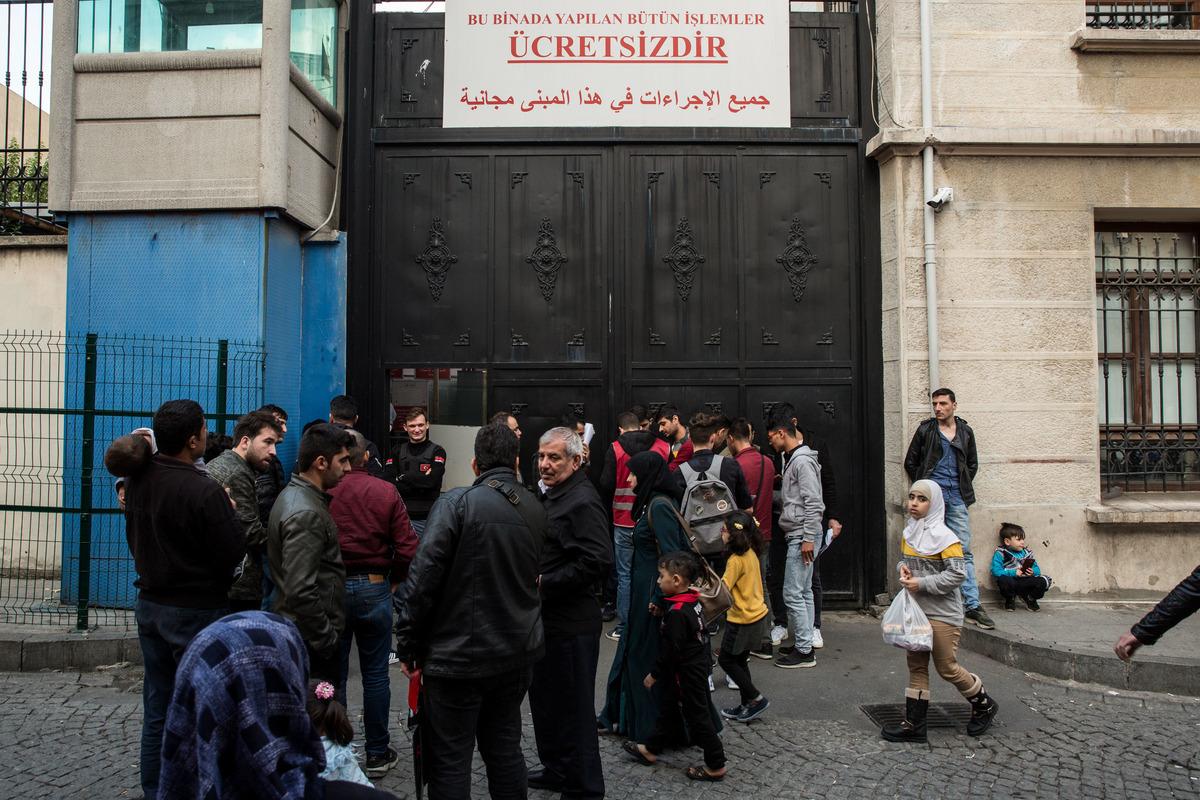 İstanbul Valiliği'nin kaydı olmayan Suriyeliler i&ccedil;in verdiği s&uuml;re doldu! Suriyeliler g&ouml;&ccedil; idarelerine akın etti