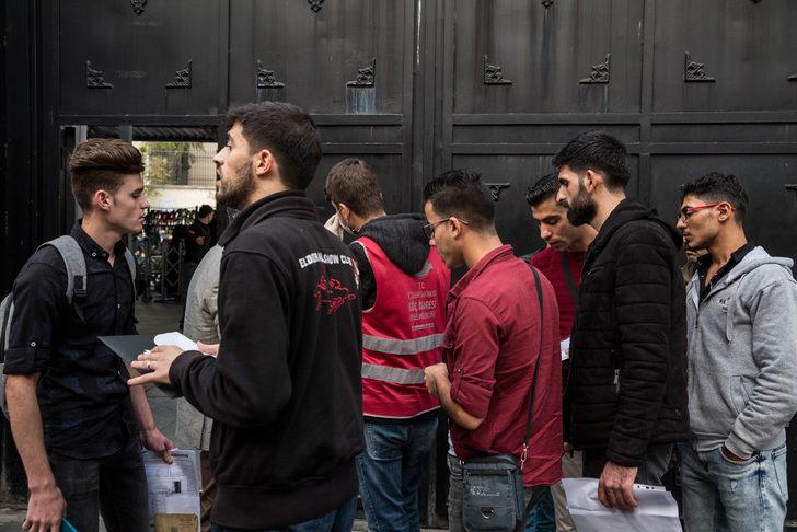 İstanbul Valiliği'nin kaydı olmayan Suriyeliler için verdiği süre doldu! Suriyeliler göç idarelerine akın etti G2