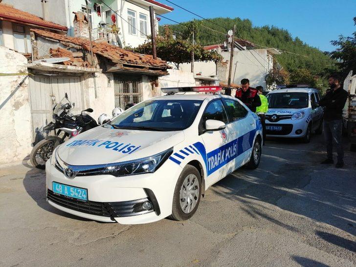 Dur ihtarı yapan polise çarptı G3