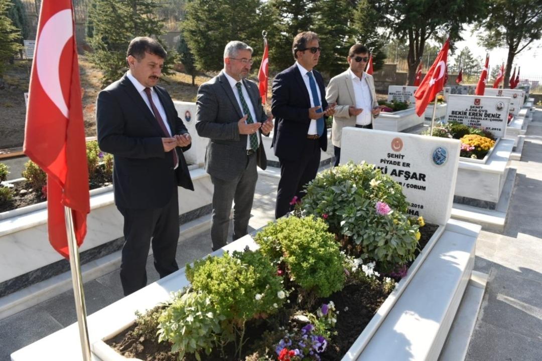 Belediye şehitlikte bakım &ccedil;alışması başlattı