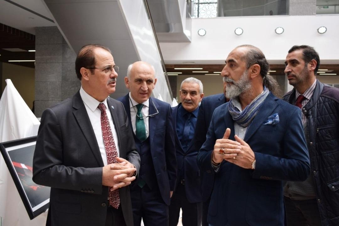İstiklal Marşı mısraları &lsquo;Ş&uuml;hedaya Saygı&rsquo; i&ccedil;in bayrak fotoğraflarıyla buluştu