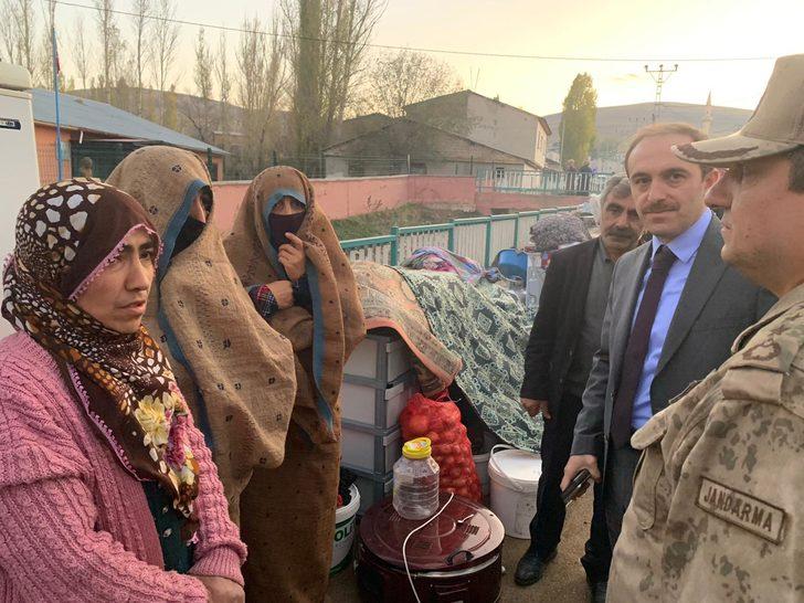 Bayburt'ta, köyde çıkan yangında 7 ev ve 2 ahır yandı G4