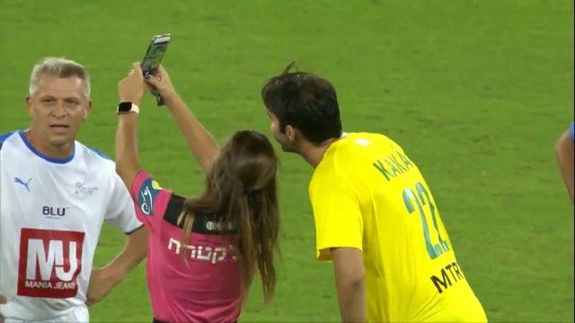 Efsaneler maçında kadın hakem, Kaka ile öz çekim yapmak için sarı kart gösterdi
