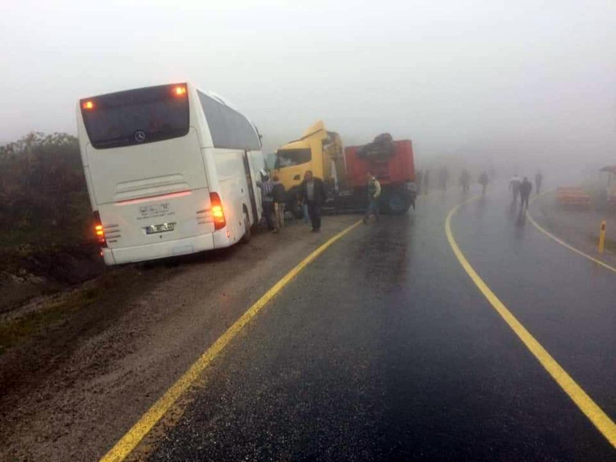 Yolcu otob&uuml;s&uuml; ile TIR &ccedil;arpıştı: 5 yaralı