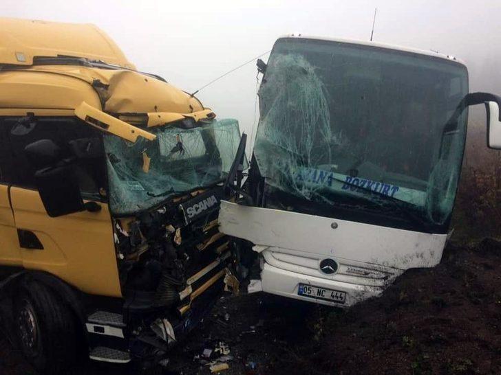 Yolcu otobüsü ile TIR çarpıştı: 5 yaralı G3