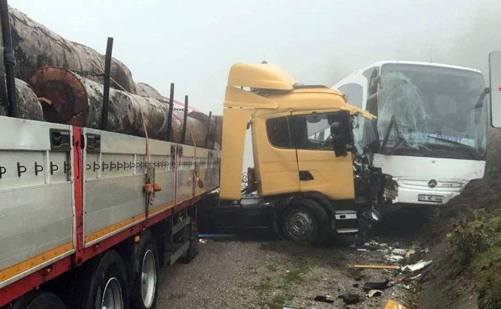 Yolcu otobüsü ile TIR çarpıştı: 5 yaralı G4