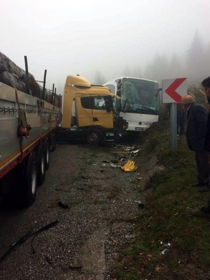 Yolcu otobüsü ile TIR çarpıştı: 5 yaralı G5