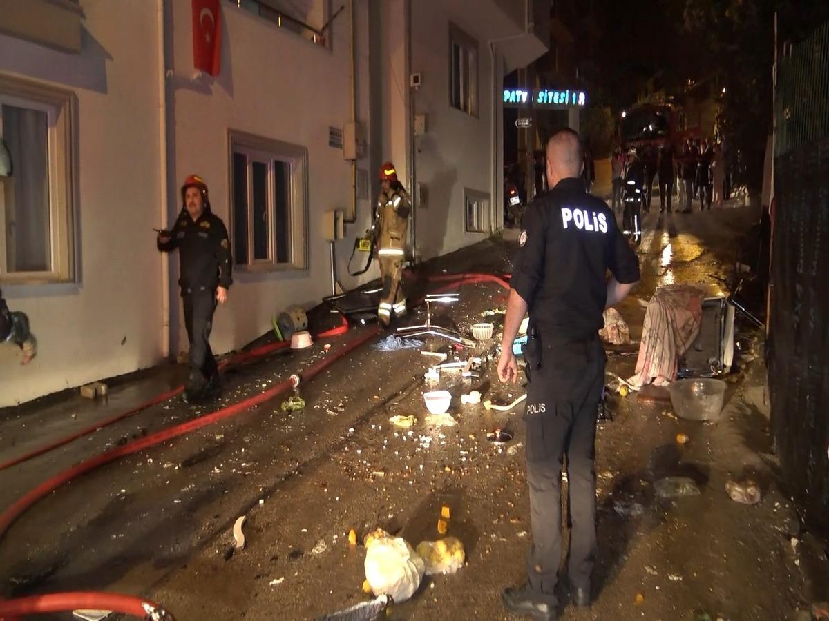 Kavga ettiği kardeşini i&ccedil;eri kilitleyip evi yakıp ka&ccedil;tı