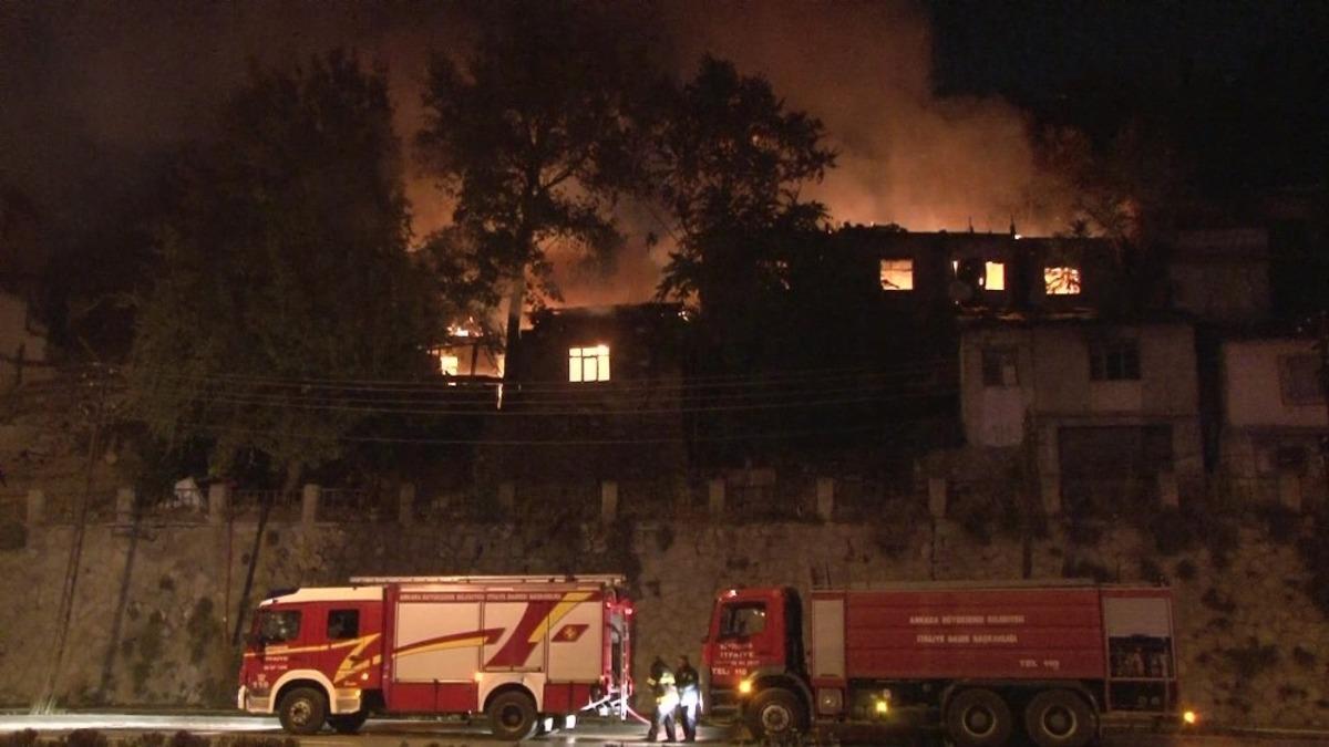 Başkent&rsquo;te 3 gecekondu alev alev yandı