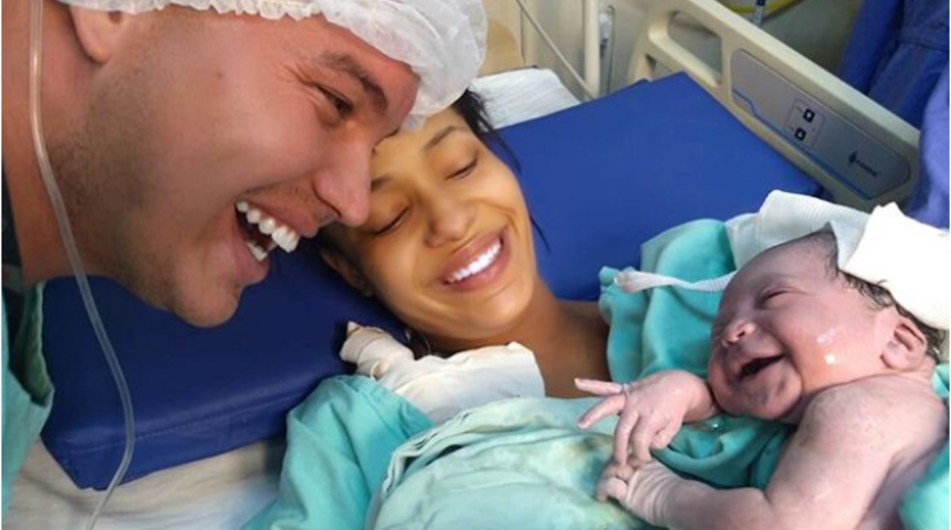 Doğum anına kadar doğacak olan bebeğiyle konuşan babaya g&uuml;l&uuml;mseten s&uuml;rpriz