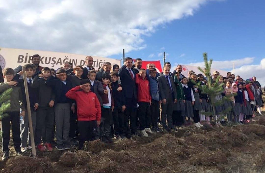 Demir&ouml;z&uuml;&rsquo;nde fidanlar toprakla buluşuyor