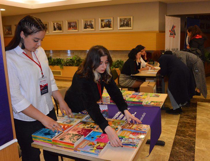 'Sen dinle onlar okusun' Erzurum'da konsere parayla değil, kitapla girdiler G1