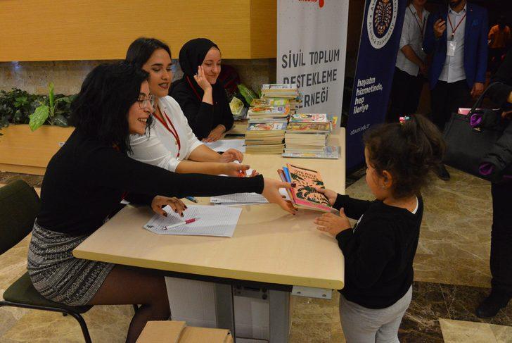 'Sen dinle onlar okusun' Erzurum'da konsere parayla değil, kitapla girdiler G2
