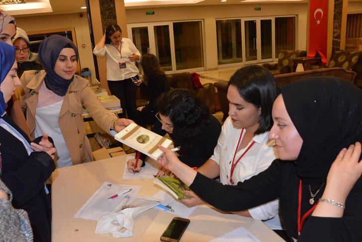 'Sen dinle onlar okusun' Erzurum'da konsere parayla değil, kitapla girdiler G3