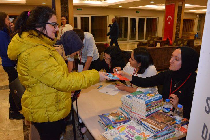 'Sen dinle onlar okusun' Erzurum'da konsere parayla değil, kitapla girdiler G4