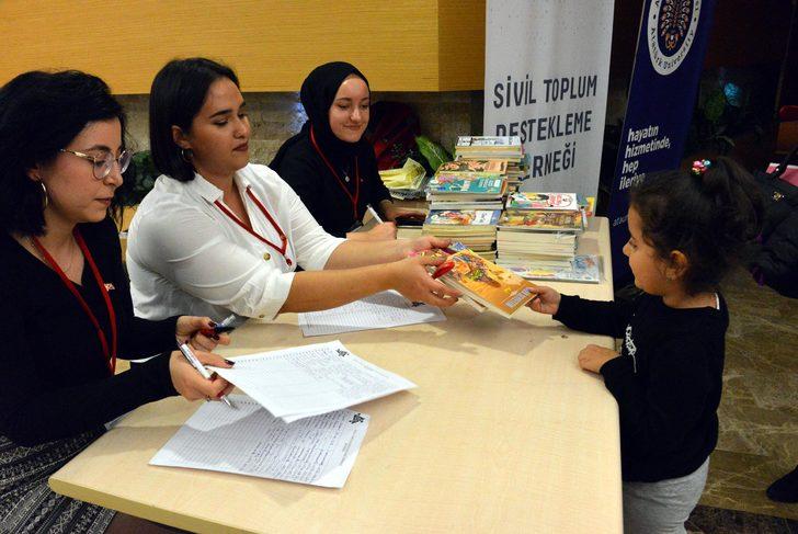'Sen dinle onlar okusun' Erzurum'da konsere parayla değil, kitapla girdiler G5