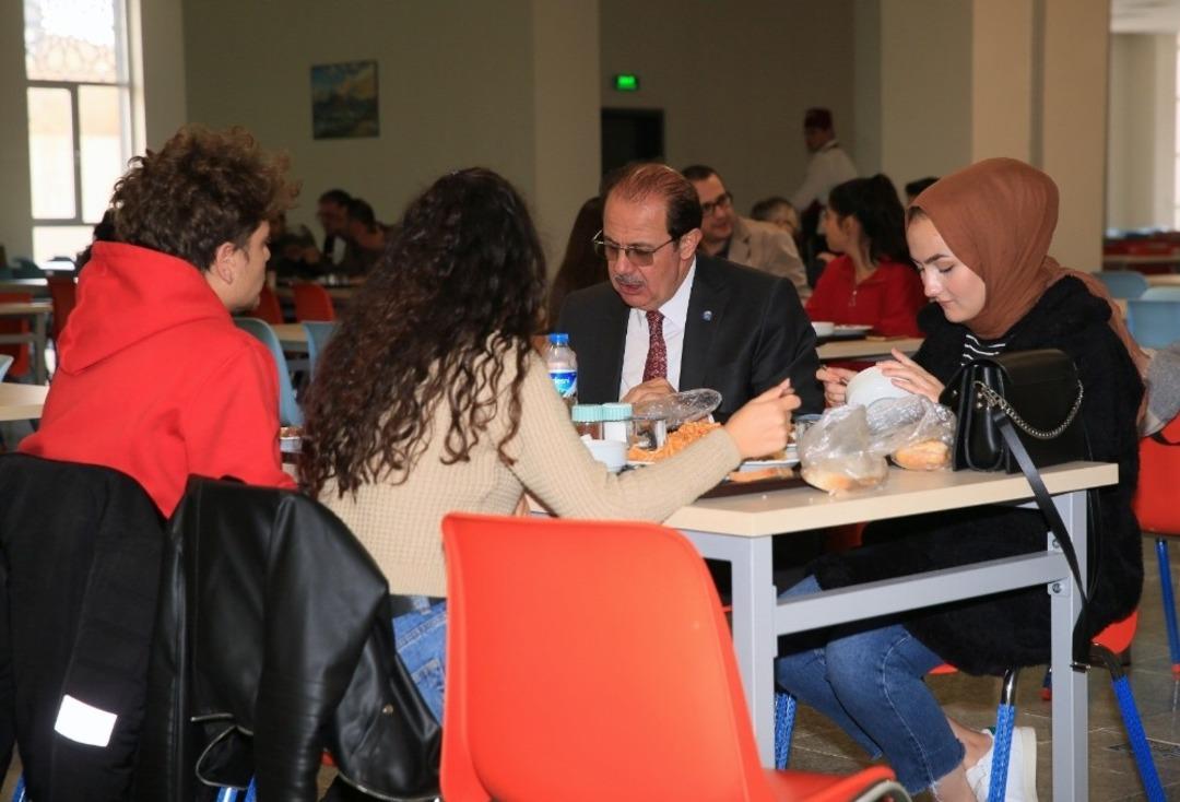 Rekt&ouml;r Coşkun&rsquo;dan vize &ouml;ncesi &ouml;ğrencilere moral ziyareti