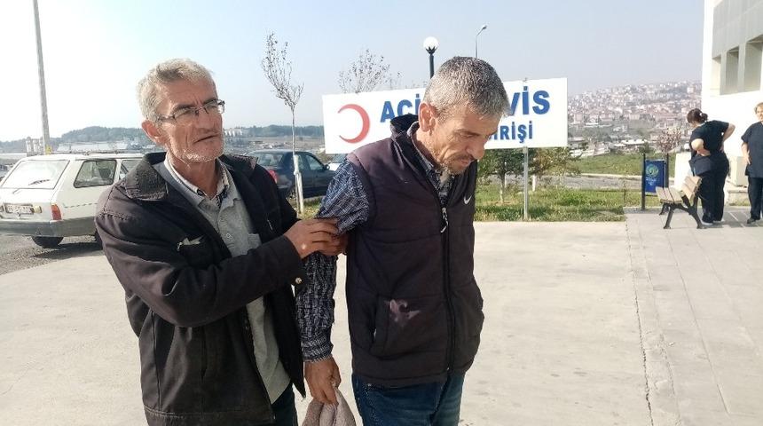 Kestiği ağa&ccedil; dalı başına d&uuml;şt&uuml;