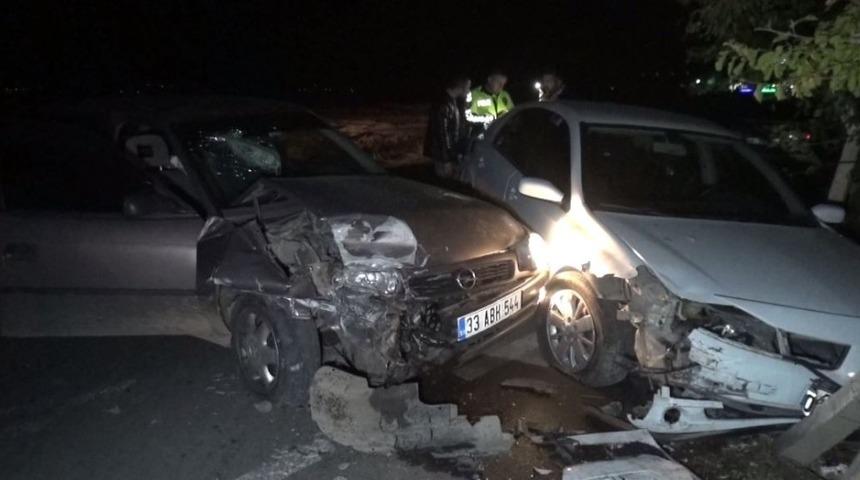 İki otomobil kafa kafaya &ccedil;arpıştı: 4 yaralı