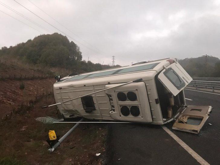 Zonguldak'ta maden işçilerini taşıyan minibüs kaza yaptı: 15 yaralı G3