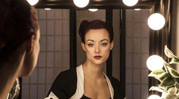 Aynada güzel görünüp fotoğraflarda neden çirkin çıkarız?