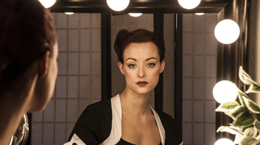 Aynada güzel görünüp fotoğraflarda neden çirkin çıkarız?