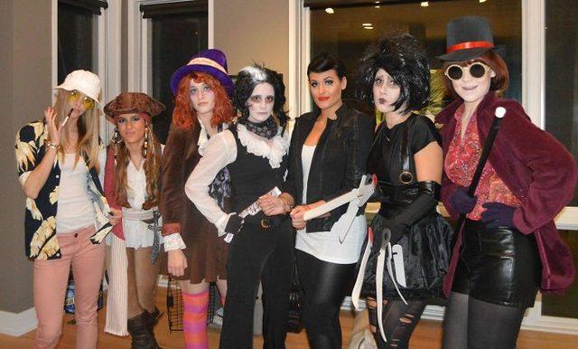 friends-group-halloween-costume-tradition-7-5daeb1a3e3517__700