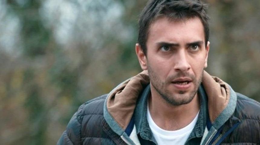 Ulaş Tuna Astepe sokakta yürürken arabanın tepesine çıktı