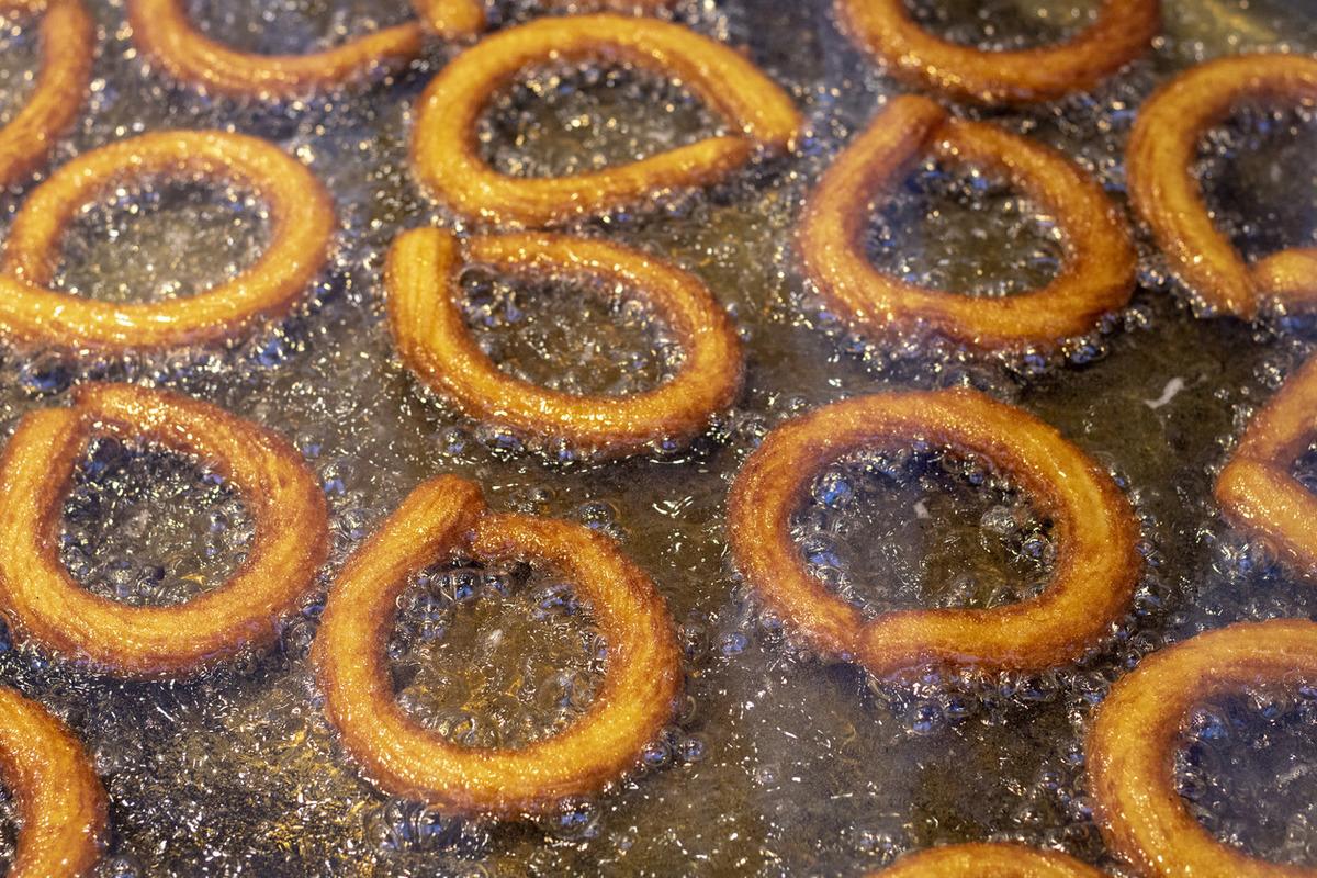 45 yıldır yaptığı tatlıdan g&uuml;nde 2 bin tane satıyor