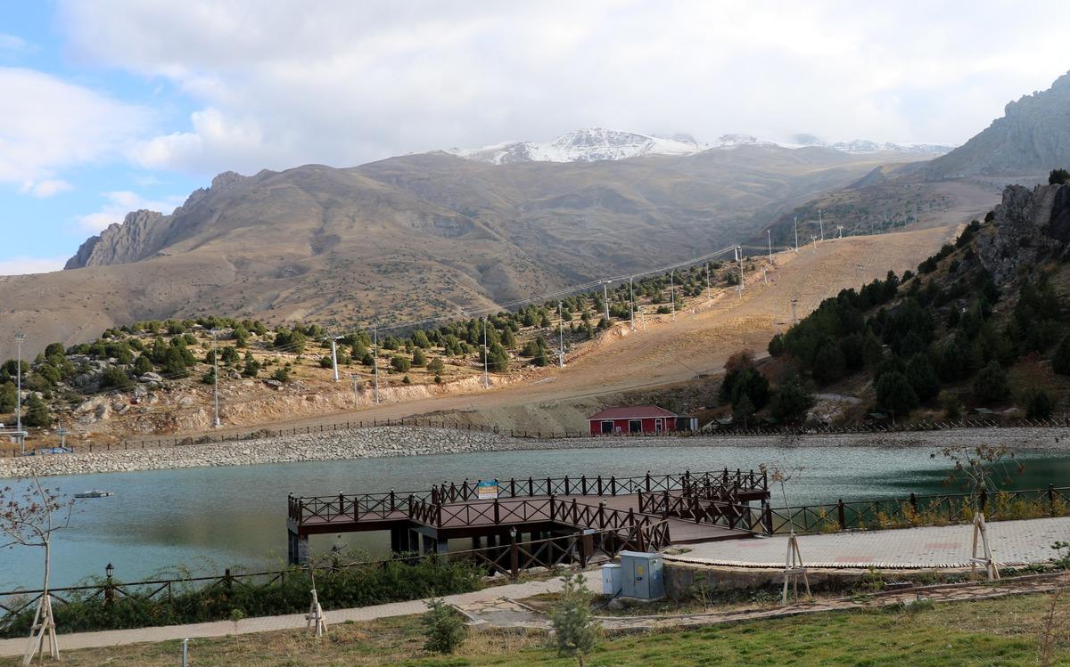 Ergan Dağı'nın y&uuml;ksek kesimlerine kar yağdı