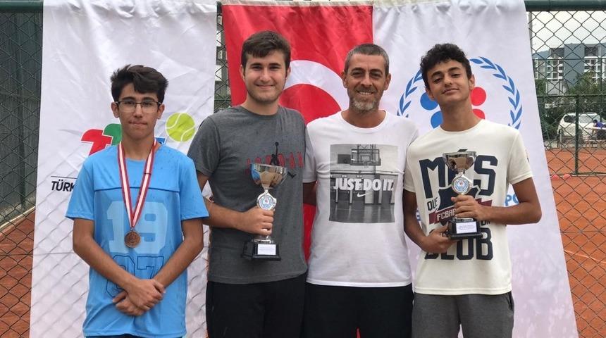 Akdeniz&rsquo;in gen&ccedil; tenis&ccedil;ilerinden 2 kupa, bir madalya