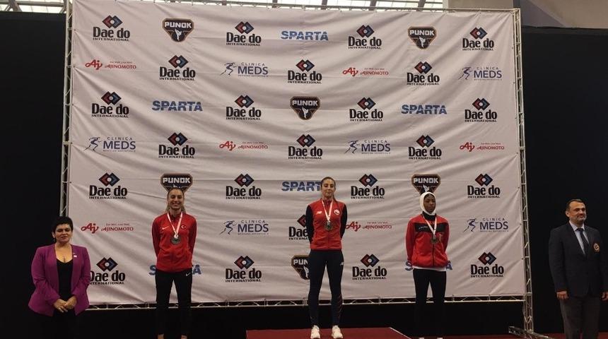 Kağıtsporlu karateciler 2 g&uuml;m&uuml;ş madalya kazandı