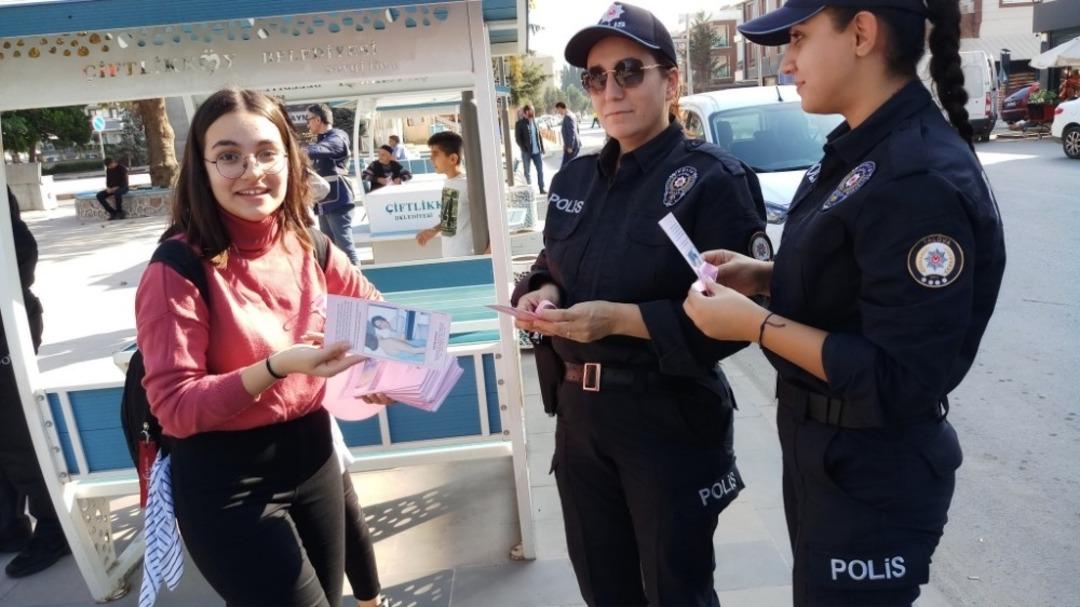 &Ouml;ğrenciler kansere dikkat &ccedil;ekmek i&ccedil;in y&uuml;r&uuml;d&uuml;