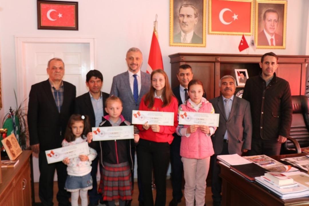 Başarılı &ouml;ğrencilere &ouml;d&uuml;l