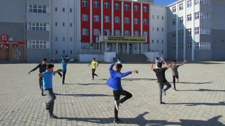 Tarım Meslek Lisesi öğrencileri halk oyunları öğreniyor G3