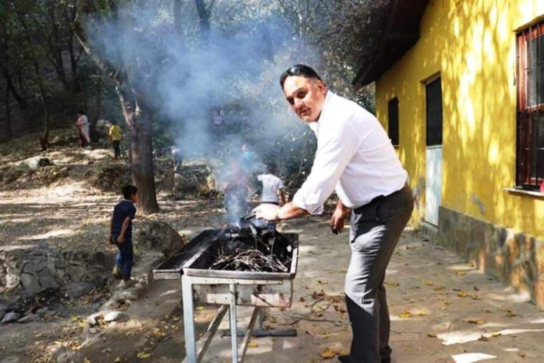 Muhtardan, &ouml;ğrencilere mangal ziyafeti