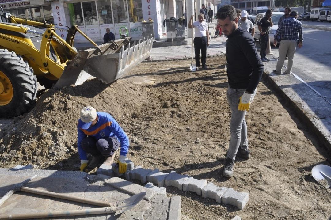 Şuhut Belediyesi&rsquo;nden parke taşı yenileme &ccedil;alışmaları