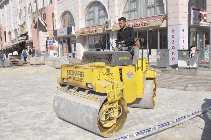 Şuhut Belediyesi’nden parke taşı yenileme çalışmaları G2
