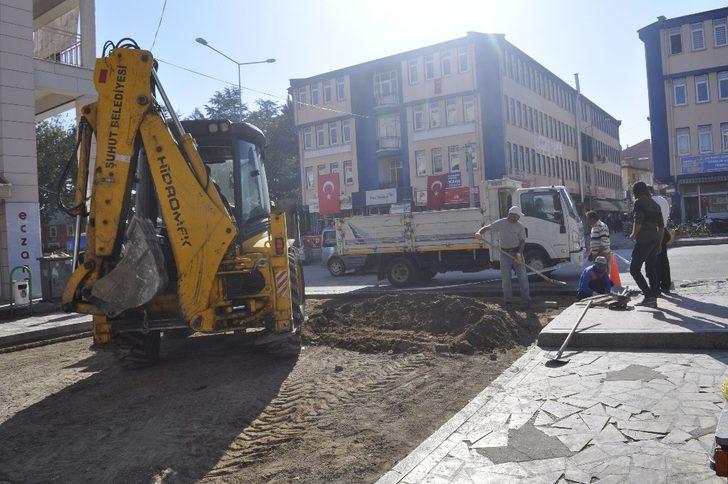 Şuhut Belediyesi’nden parke taşı yenileme çalışmaları G3