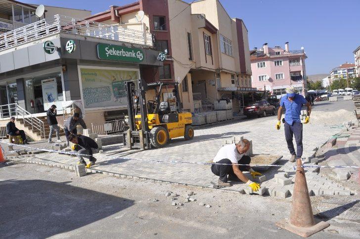 Şuhut Belediyesi’nden parke taşı yenileme çalışmaları G4