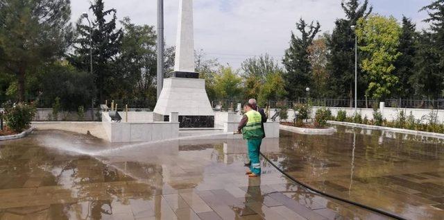 Şehir mezarlığında temizlik çalışması yapıldı