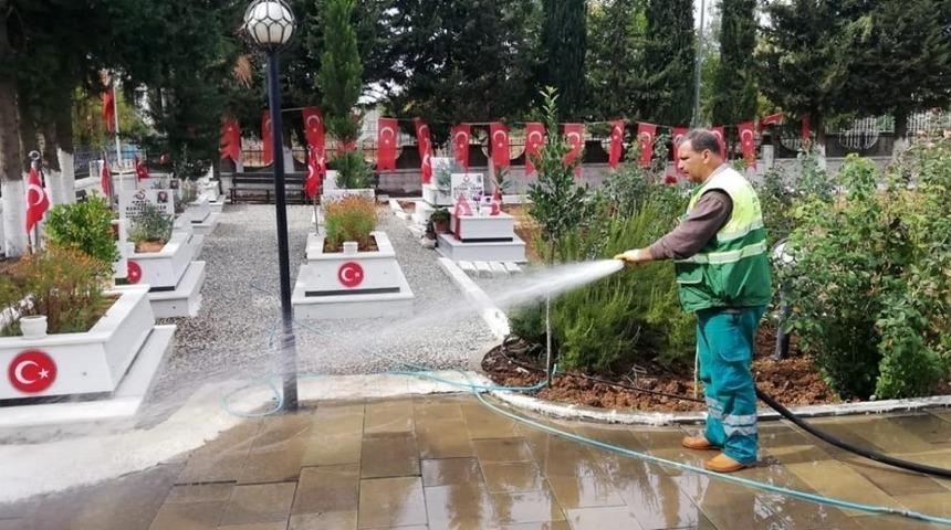 Şehir mezarlığında temizlik &ccedil;alışması yapıldı