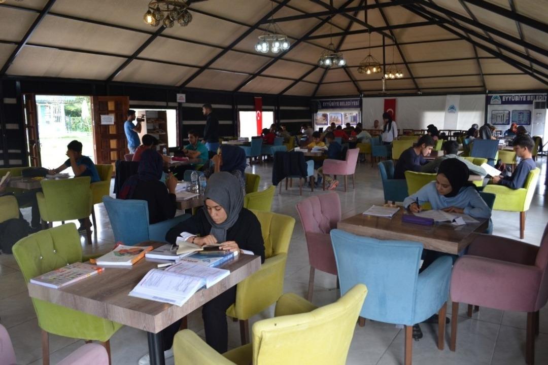 Eyy&uuml;biyeli gen&ccedil;ler kitap otağında ders &ccedil;alışıyor