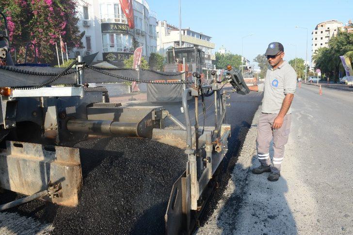 Konyaaltı Belediye Caddesi’ne Büyükşehir’den sıcak asfalt G1